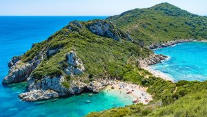 Górzista wyspa z lazurowym morzem, Traveligo Blog