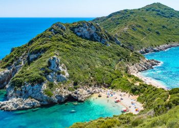 Górzista wyspa z lazurowym morzem, Traveligo Blog