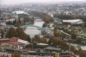 Panoramiczny widok na miasto z rzeką i mostami. Traveligo Blog