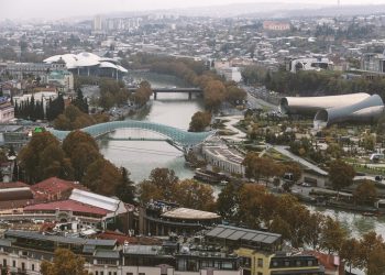 Panoramiczny widok na miasto z rzeką i mostami. Traveligo Blog