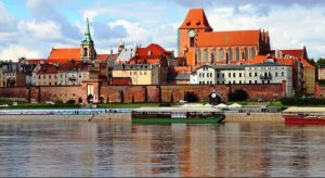 Starówka z czerwonymi budynkami nad rzeką. Traveligo Blog