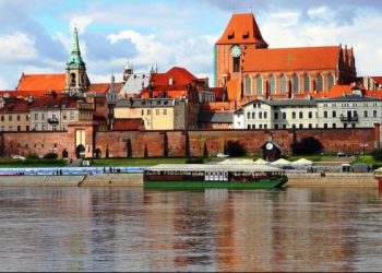 Starówka z czerwonymi budynkami nad rzeką. Traveligo Blog