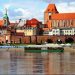 Starówka z czerwonymi budynkami nad rzeką. Traveligo Blog