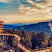 Drewniana wieża widokowa na tle gór. Traveligo Blog