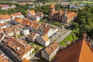Stary, średniowieczny zamek z czerwonej cegły - Traveligo Blog