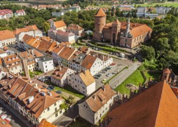 Stary, średniowieczny zamek z czerwonej cegły - Traveligo Blog
