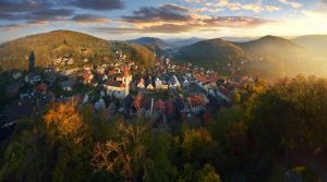 Malownicze miasteczko otoczone górami. Traveligo Blog