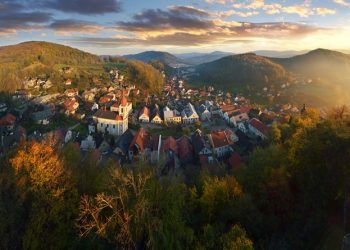 Malownicze miasteczko otoczone górami. Traveligo Blog