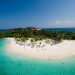 Tropikalna wyspa z białą piaszczystą plażą otoczoną turkusową wodą i palmami. Traveligo Blog
