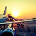 Samolot na lotnisku w letnim zachodzącym słońcu. Traveligo Blog