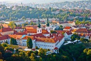 Widok na zabytkowe miasto z kolorowymi dachami. Traveligo Blog