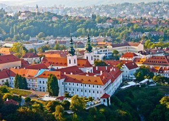 Widok na zabytkowe miasto z kolorowymi dachami. Traveligo Blog