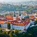 Widok na zabytkowe miasto z kolorowymi dachami. Traveligo Blog