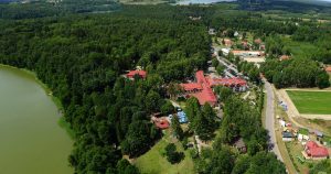 Rozległa zielona okolica z budynkami. Traveligo Blog