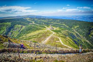 Widok na górzysty krajobraz - Traveligo Blog