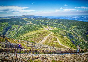 Widok na górzysty krajobraz - Traveligo Blog