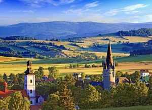 Krajobraz górski z kościołem - Traveligo Blog