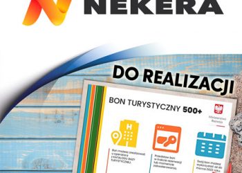 Logo Nekera i bon turystyczny 500+ na drewnianej powierzchni. Traveligo Blog