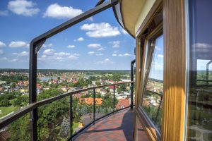 Wieża ciśnień na tle miasta Gołdap. Traveligo Blog