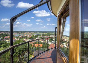 Wieża ciśnień na tle miasta Gołdap. Traveligo Blog