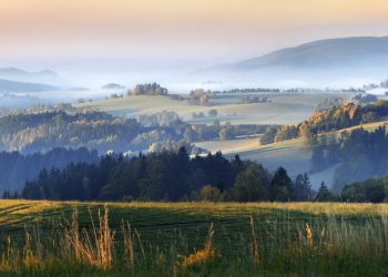 Krajobraz jesiennych wzgórz z mgłą. Traveligo Blog