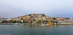 Budynki na wzgórzu nad morzem. Traveligo Blog