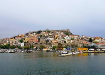 Budynki na wzgórzu nad morzem. Traveligo Blog