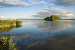Jezioro, wyspa, trzciny - Traveligo Blog