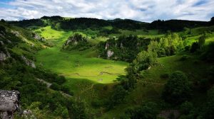Zielone wzgórza, skaliste krawędzie, Traveligo Blog