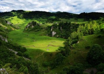 Zielone wzgórza, skaliste krawędzie, Traveligo Blog