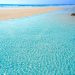 Piękna, piaszczysta plaża i krystalicznie czysta woda - Traveligo Blog