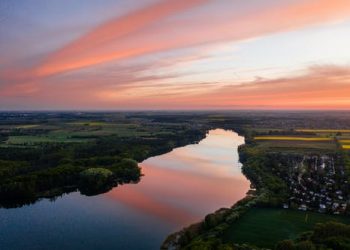 Rzeka odzwierciedlająca piękny zachód słońca. Traveligo Blog