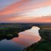 Rzeka odzwierciedlająca piękny zachód słońca. Traveligo Blog