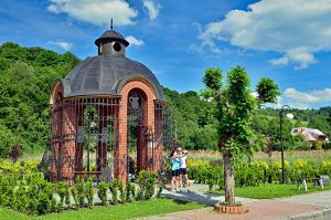 Budowla z kopułą w ogrodzie z ludźmi - Traveligo Blog