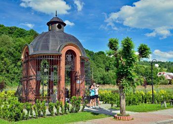 Budowla z kopułą w ogrodzie z ludźmi - Traveligo Blog