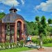 Budowla z kopułą w ogrodzie z ludźmi - Traveligo Blog