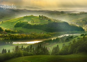 Zielone wzgórza, rzeka, drzewa. Traveligo Blog