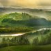 Zielone wzgórza, rzeka, drzewa. Traveligo Blog