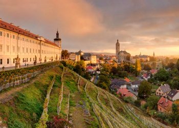 Stary, średniowieczny zespół budynków na wzgórzu Traveligo Blog