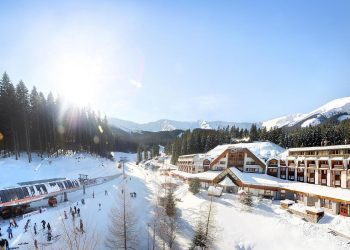 Zaśnieżona wioska górska z hotelami. Traveligo Blog