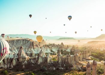 Kolorowe balony nad skalistym krajobrazem. Traveligo Blog