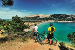Dwa rowery górskie, widok na morze, plaże i góry - Traveligo Blog