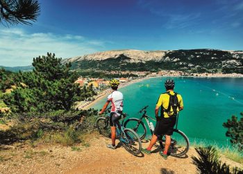 Dwa rowery górskie, widok na morze, plaże i góry - Traveligo Blog