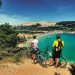 Dwa rowery górskie, widok na morze, plaże i góry - Traveligo Blog