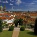 Piękny ogród Vrtbovski z krzewami i ścieżkami. Panorama Pragi ze strzelistymi wieżami. Traveligo Blog