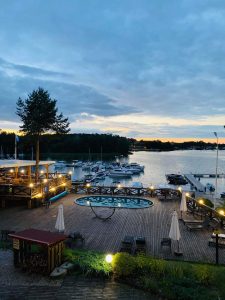 Drewniany pomost, łodzie, zachodnie słońce - Traveligo Blog