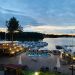 Drewniany pomost, łodzie, zachodnie słońce - Traveligo Blog
