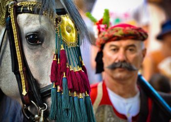 Zdobiony koń z ozdobnymi frędzlami. Mężczyzna w tradycyjnym stroju. - Traveligo Blog