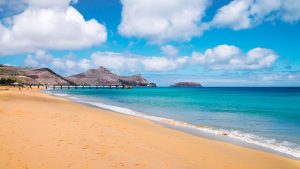 Plaża, ocean, góry, niebo - Traveligo Blog