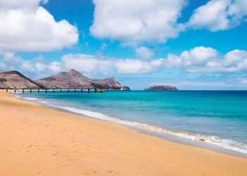 Plaża, ocean, góry, niebo - Traveligo Blog